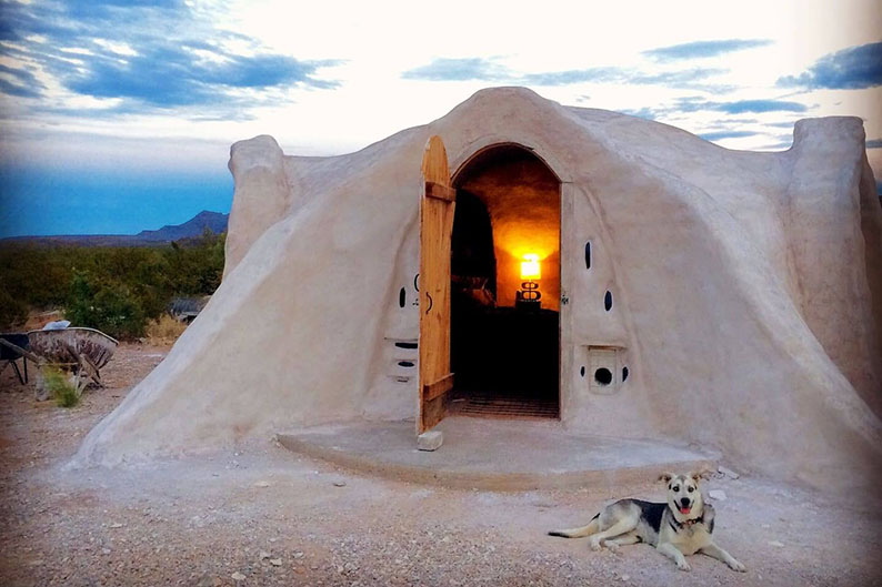 Adobe Dome in Texas, Airbnb