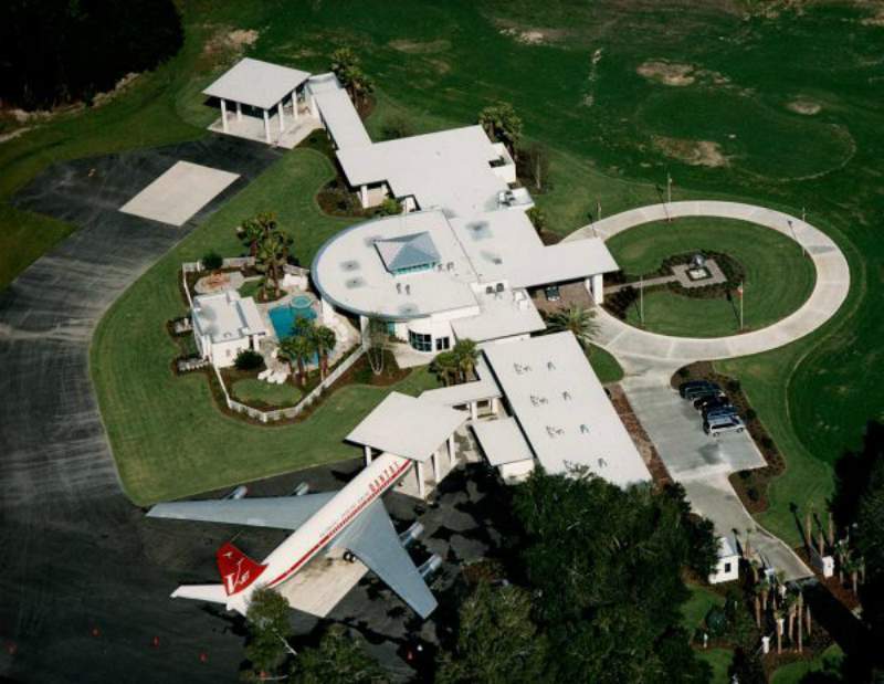 private airport house, rich houses 