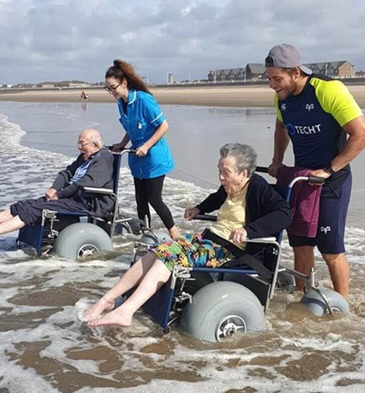 caretakers take old couple to a beach, heartwarming photos 