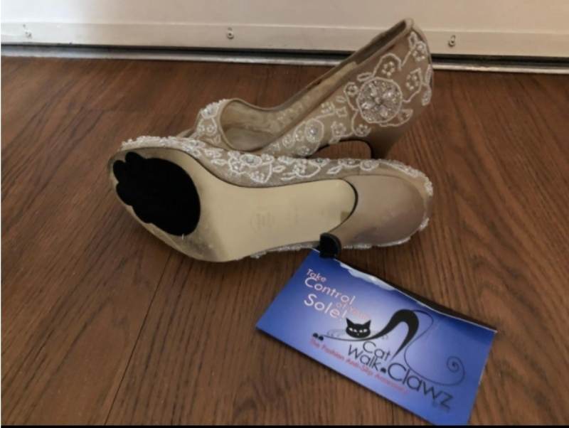 http://munchable.com/wp-content/uploads/2021/04/cat-heels-sticker.jpg