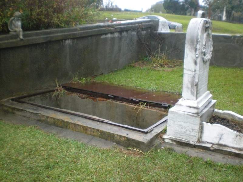 grave with stairway
