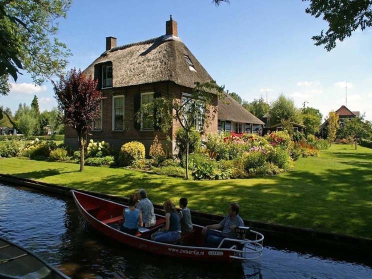 Visit Giethoorn: The Magical Village Without Any Roads